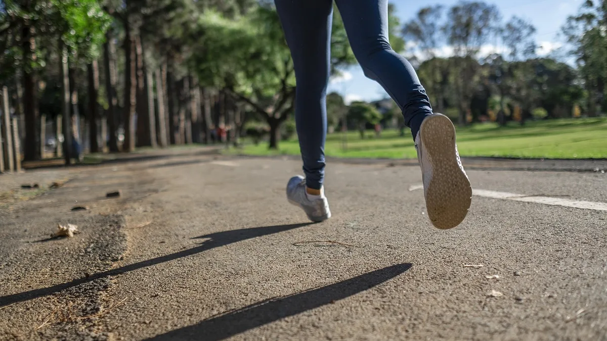 Corredora en carrera para ilustrar una guía sobre geles para media maratón