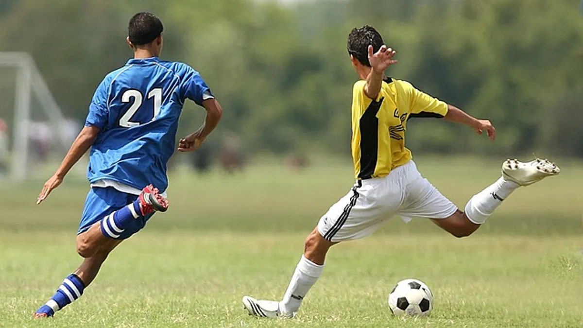 Nutrición precompetición para futbolistas — guía práctica por franjas horarias