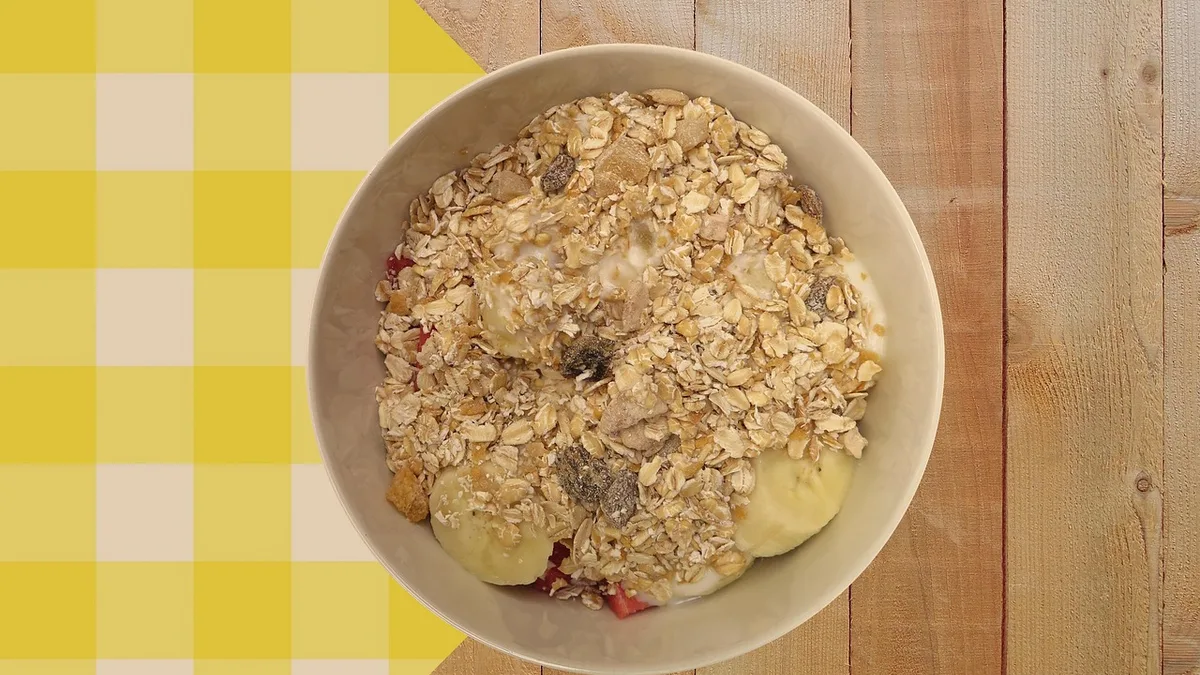 Avena con fruta como comida rica en hidratos antes de competir